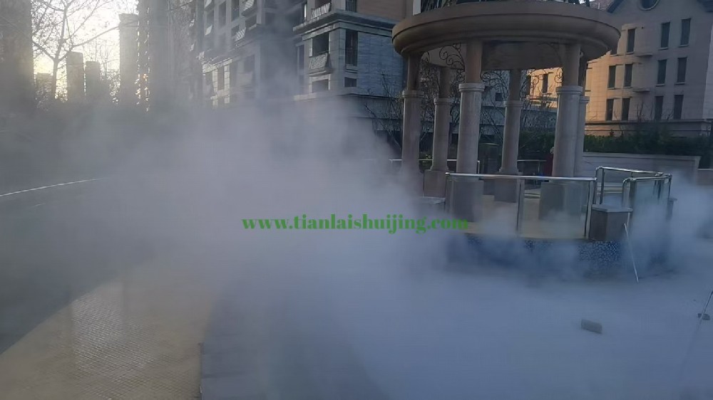 人造雾与假山喷泉水景的融合设计及景观增强手法